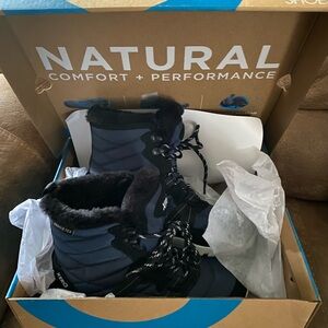 Womens Xero Alpine is winter boots, navy and black, size 7.5 wide